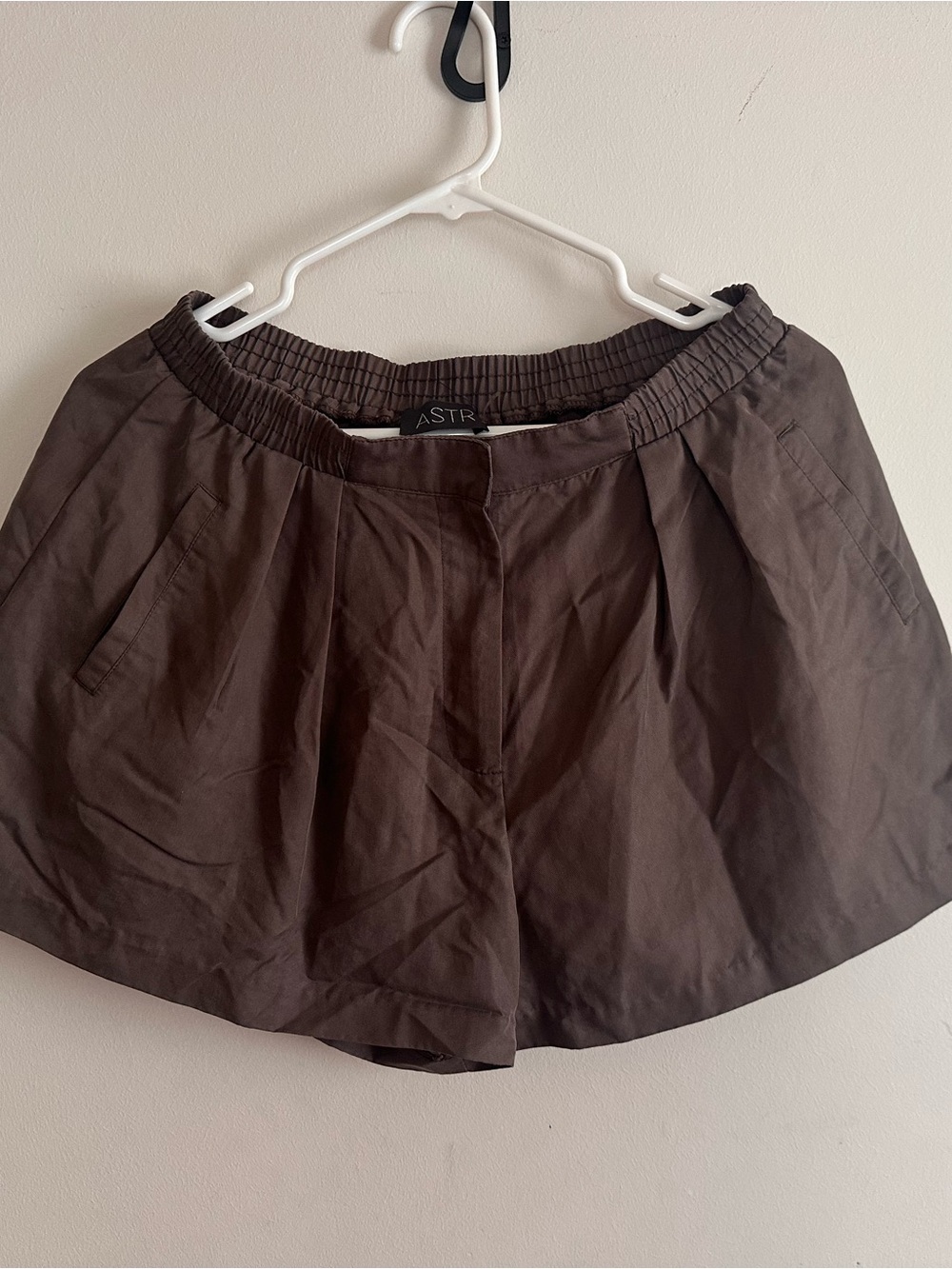 ASTR Chocolate Brown Pleated Women’s Shorts-Size Large